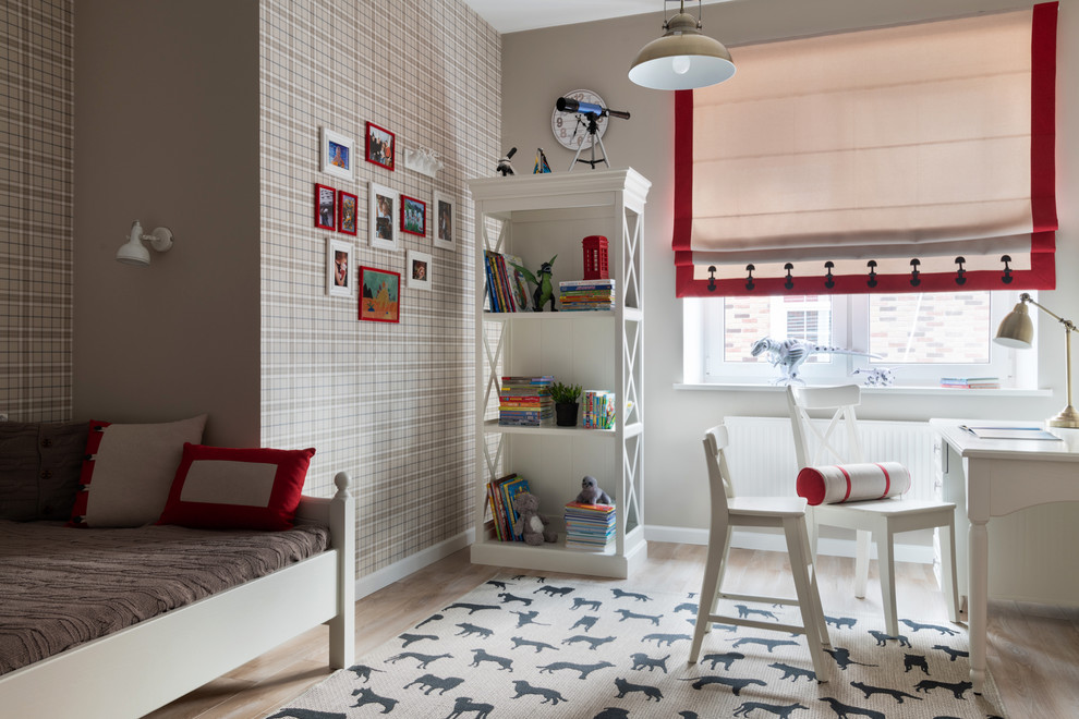 Idéer för ett litet klassiskt könsneutralt barnrum kombinerat med skrivbord och för 4-10-åringar, med beige väggar, laminatgolv och beiget golv