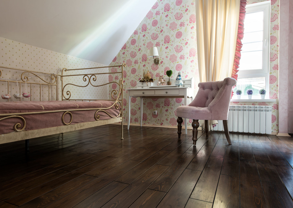 Imagen de dormitorio infantil de 4 a 10 años clásico de tamaño medio con suelo de madera oscura y paredes multicolor