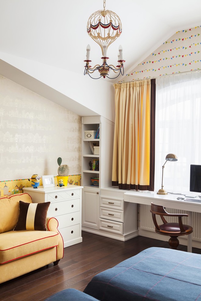 Imagen de dormitorio infantil clásico renovado con escritorio, suelo de madera oscura, suelo marrón y paredes beige