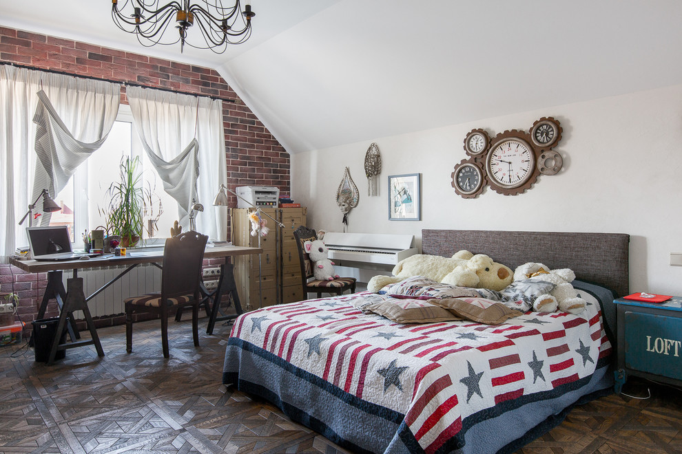 Imagen de dormitorio infantil bohemio con paredes blancas, suelo de madera en tonos medios y suelo marrón