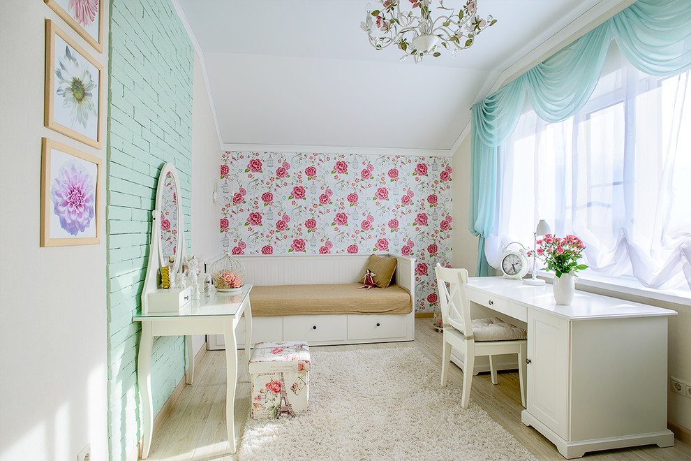Klassisches Mädchenzimmer mit Schlafplatz, bunten Wänden und hellem Holzboden in Moskau