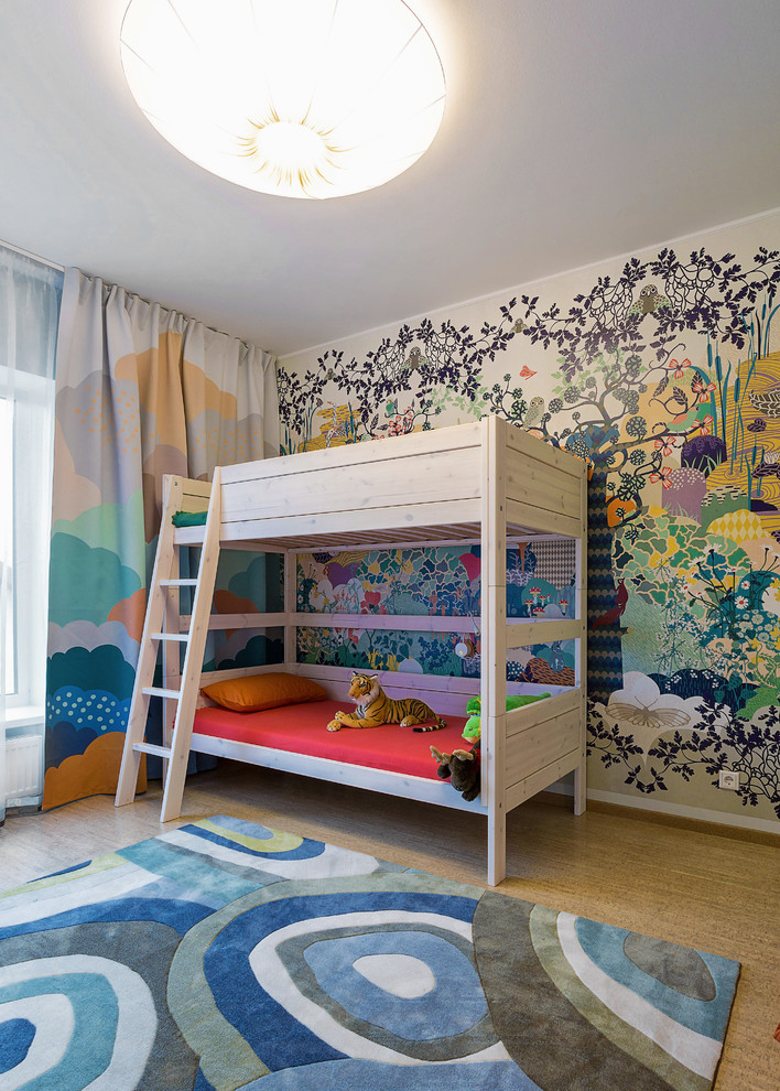 Идея дизайна: нейтральная детская в современном стиле с спальным местом, разноцветными стенами и ковровым покрытием для ребенка от 4 до 10 лет, двоих детей