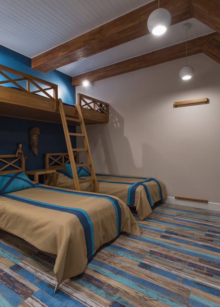 Modelo de dormitorio infantil clásico renovado con suelo de madera pintada y paredes multicolor