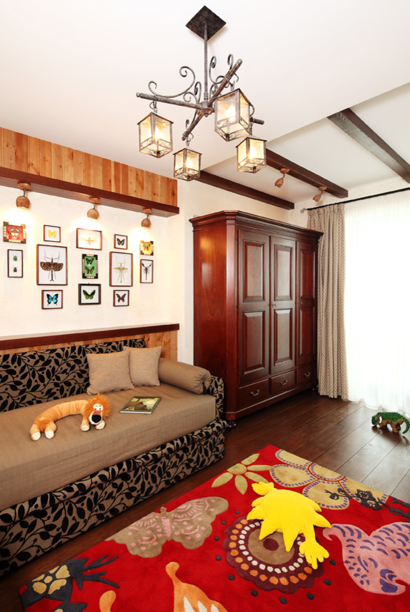 Bild på ett mellanstort lantligt pojkrum kombinerat med sovrum och för 4-10-åringar, med beige väggar, mörkt trägolv och brunt golv