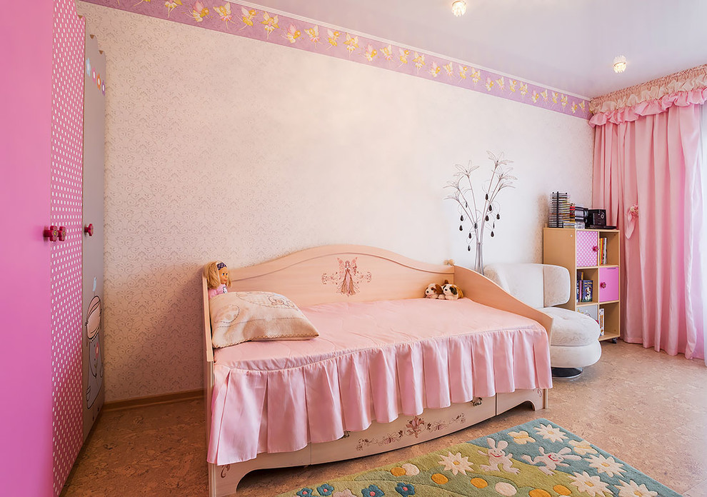Idéer för mellanstora funkis flickrum kombinerat med sovrum och för 4-10-åringar, med flerfärgade väggar, korkgolv och beiget golv