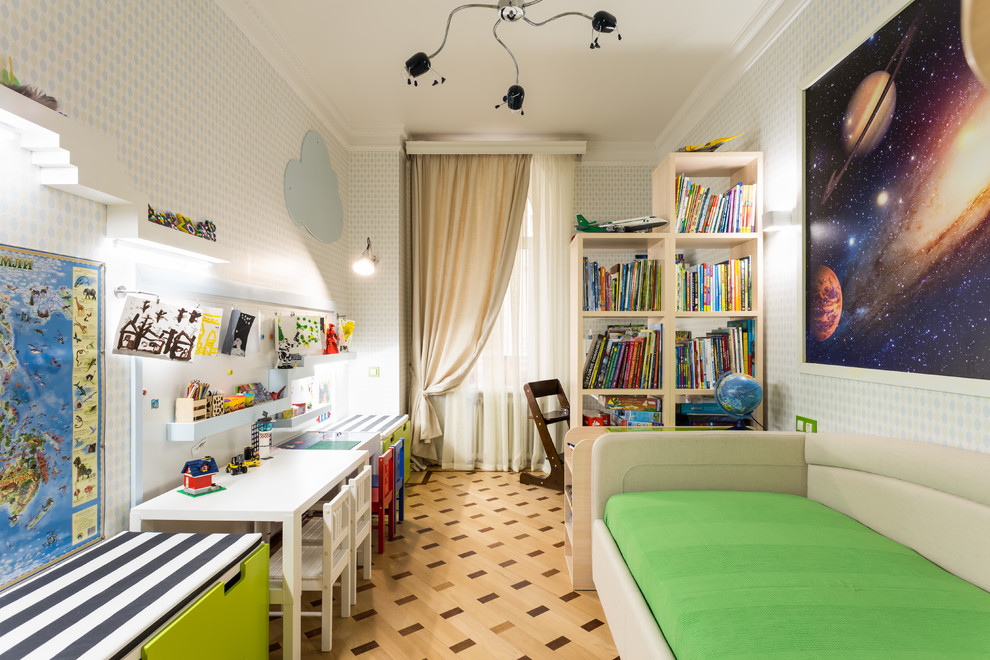 Idéer för att renovera ett mellanstort vintage könsneutralt barnrum kombinerat med sovrum och för 4-10-åringar, med vita väggar, laminatgolv och beiget golv