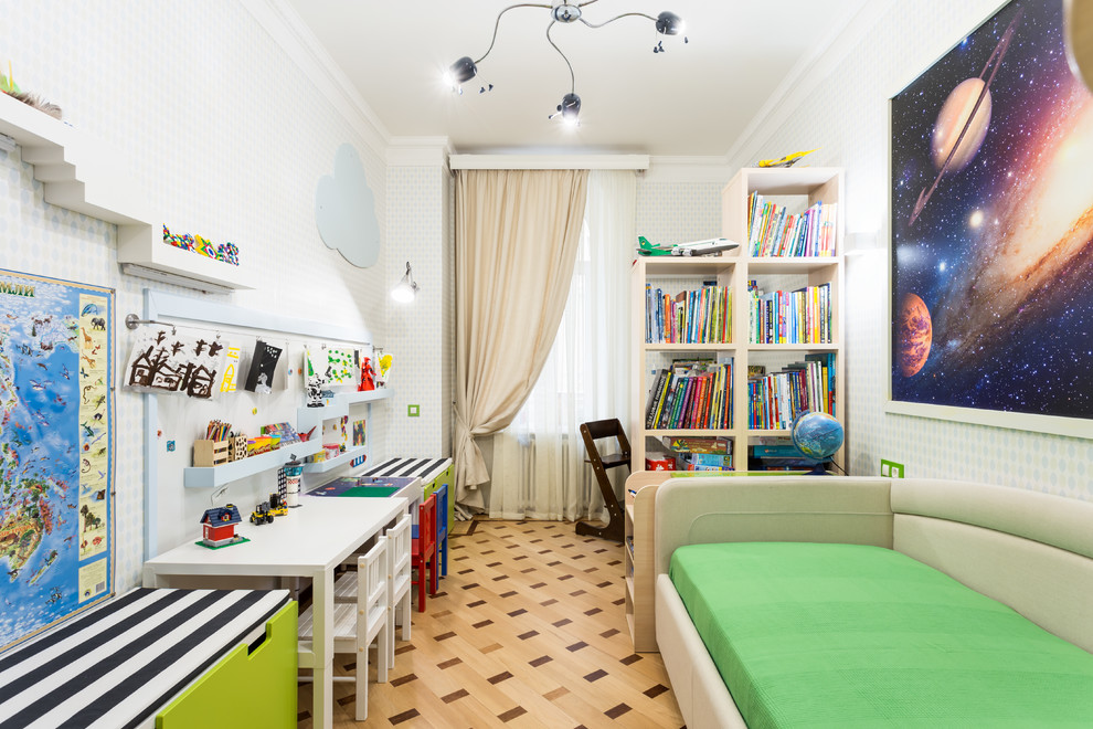 Стильный дизайн: нейтральная детская среднего размера в современном стиле с спальным местом, белыми стенами, полом из ламината и бежевым полом для ребенка от 4 до 10 лет - последний тренд