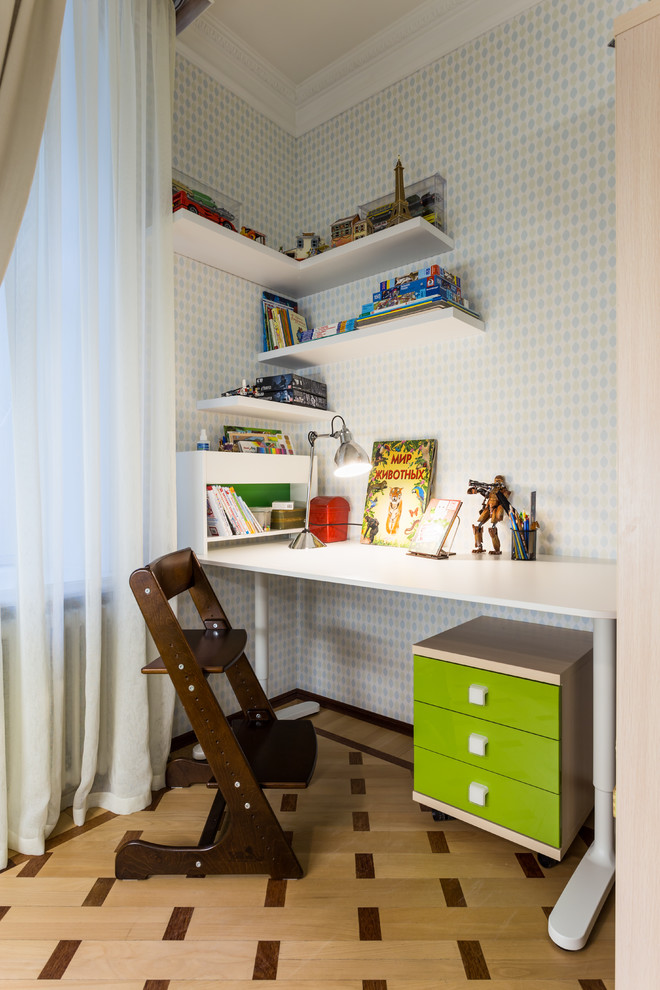Idee per una cameretta per bambini da 4 a 10 anni minimal di medie dimensioni con pareti bianche, pavimento in laminato e pavimento beige