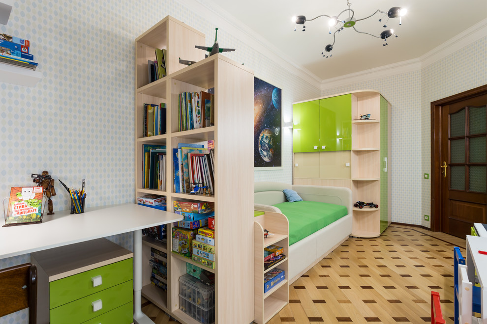 На фото: нейтральная детская среднего размера в современном стиле с спальным местом, белыми стенами, полом из ламината и бежевым полом для ребенка от 4 до 10 лет