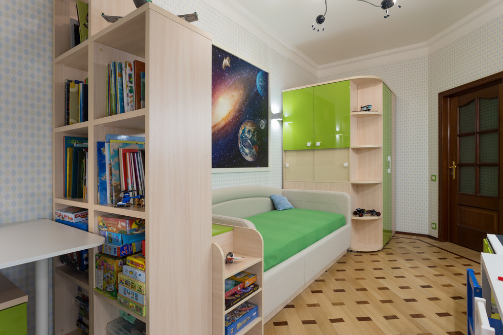 Стильный дизайн: нейтральная детская среднего размера в классическом стиле с спальным местом, белыми стенами, полом из ламината и бежевым полом для ребенка от 4 до 10 лет - последний тренд