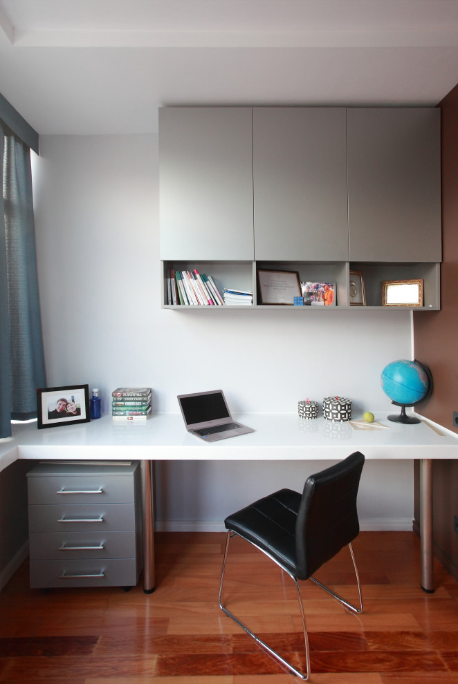 Idéer för ett mellanstort eklektiskt barnrum kombinerat med skrivbord, med bruna väggar, mellanmörkt trägolv och brunt golv