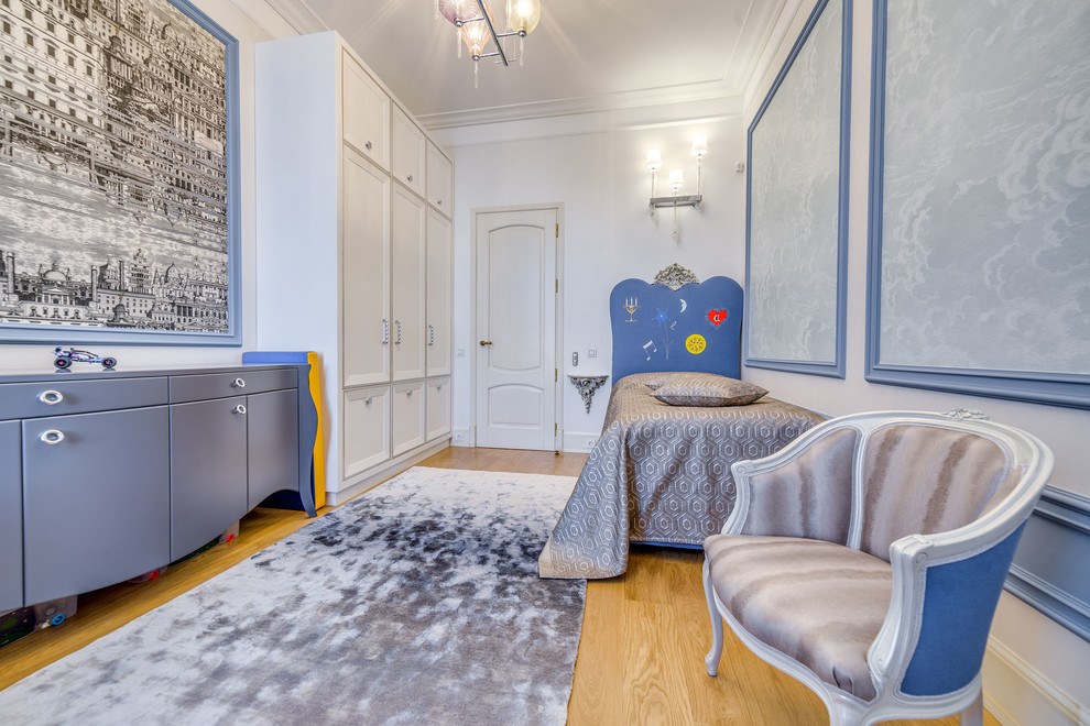 Aménagement d'une grande chambre d'enfant de 4 à 10 ans classique avec parquet clair et un mur multicolore.