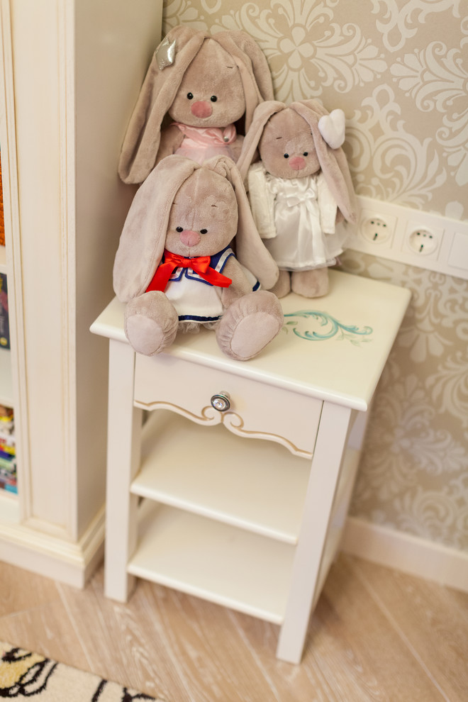 Cette image montre une petite chambre d'enfant bohème avec un mur beige et parquet clair.