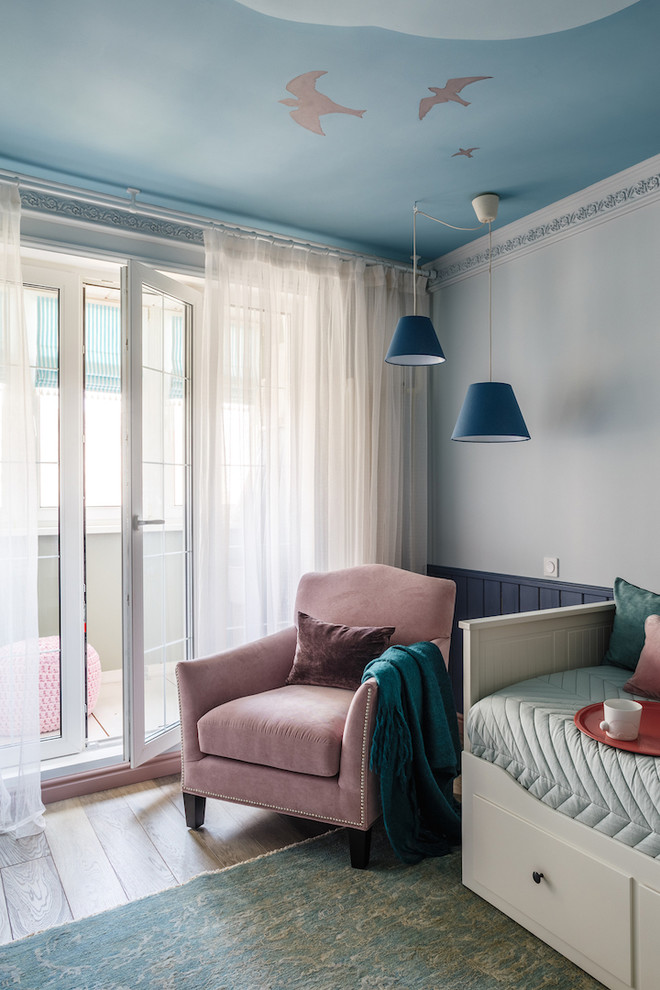 トロントにあるお手頃価格の中くらいなトランジショナルスタイルのおしゃれな子供部屋 (青い壁、無垢フローリング、ティーン向け、ベージュの床) の写真