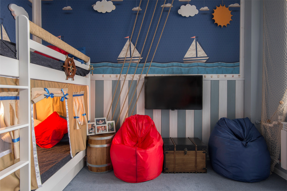 Идея дизайна: маленькая детская в морском стиле с спальным местом, разноцветными стенами и ковровым покрытием для ребенка от 1 до 3 лет, мальчика, на участке и в саду, двоих детей