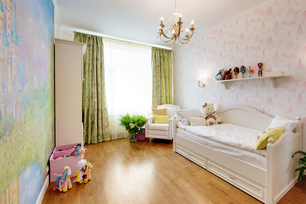 Klassisches Mädchenzimmer mit Schlafplatz, bunten Wänden und braunem Holzboden in Moskau