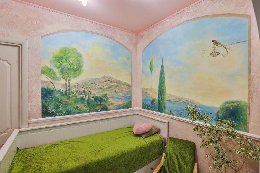 Foto på ett litet vintage flickrum för 4-10-åringar, med rosa väggar, korkgolv och beiget golv