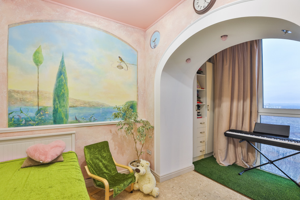 Bild på ett litet vintage flickrum för 4-10-åringar, med rosa väggar, korkgolv och beiget golv
