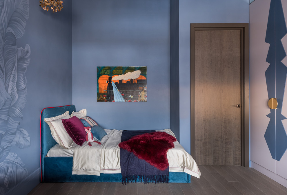 Источник вдохновения для домашнего уюта: нейтральная детская в современном стиле с синими стенами, спальным местом, темным паркетным полом и коричневым полом