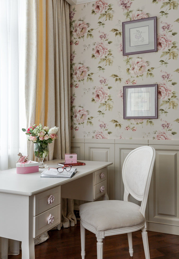 Foto de habitación de niña clásica renovada con escritorio, paredes rosas, suelo de madera oscura y suelo marrón