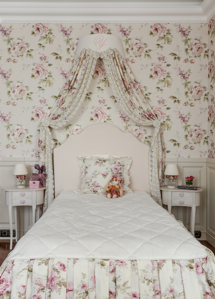 Imagen de dormitorio infantil clásico renovado con paredes rosas, suelo de madera oscura y suelo marrón
