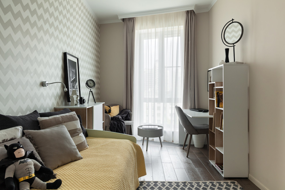 Inspiration för ett funkis pojkrum kombinerat med sovrum, med beige väggar, mörkt trägolv och brunt golv