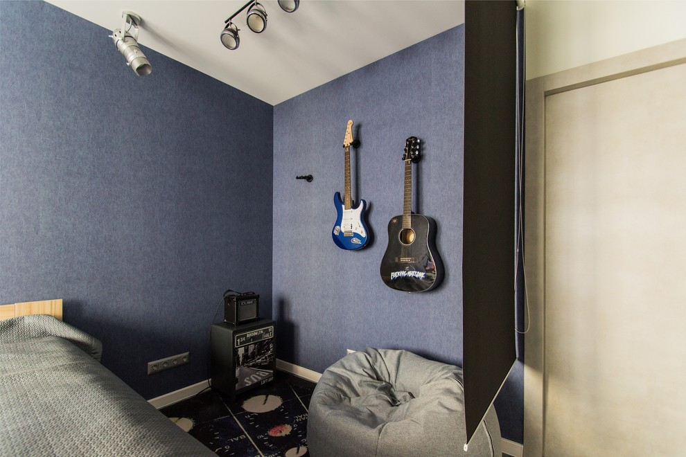 Свежая идея для дизайна: детская среднего размера в современном стиле с спальным местом, синими стенами, пробковым полом и синим полом для подростка, мальчика - отличное фото интерьера