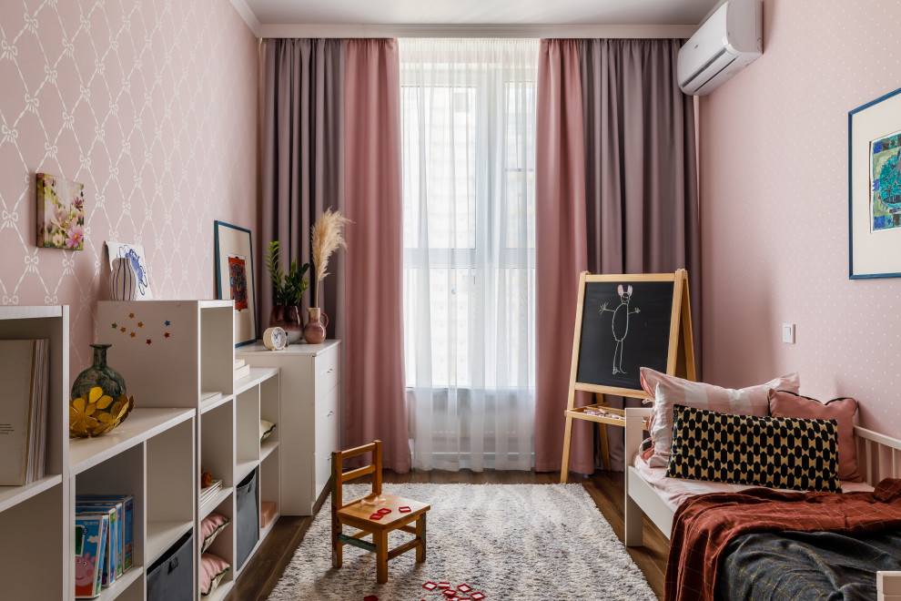 Immagine di una cameretta per bambini da 1 a 3 anni contemporanea con pareti rosa, parquet scuro, pavimento marrone e carta da parati