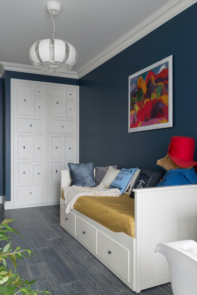 Foto di una cameretta da letto contemporanea con pareti blu e parquet scuro