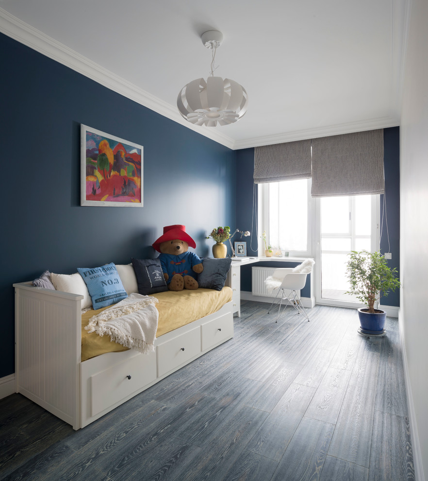 Aménagement d'une chambre d'enfant contemporaine avec un mur bleu et parquet foncé.