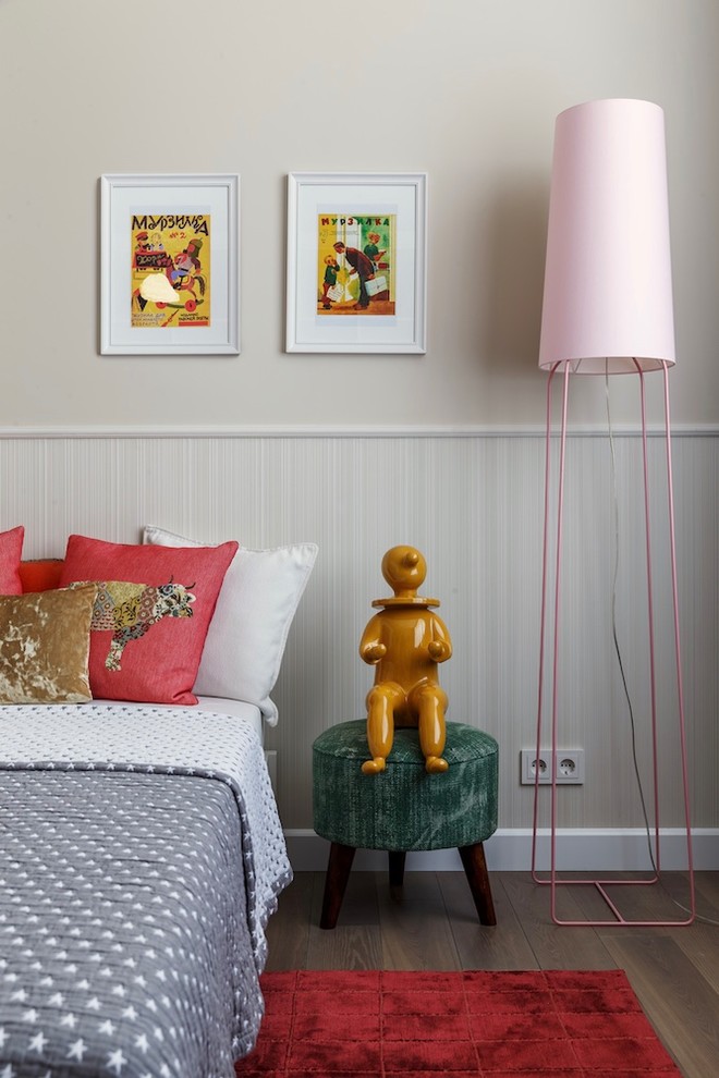 Diseño de dormitorio infantil bohemio con paredes beige, suelo de madera en tonos medios y suelo marrón