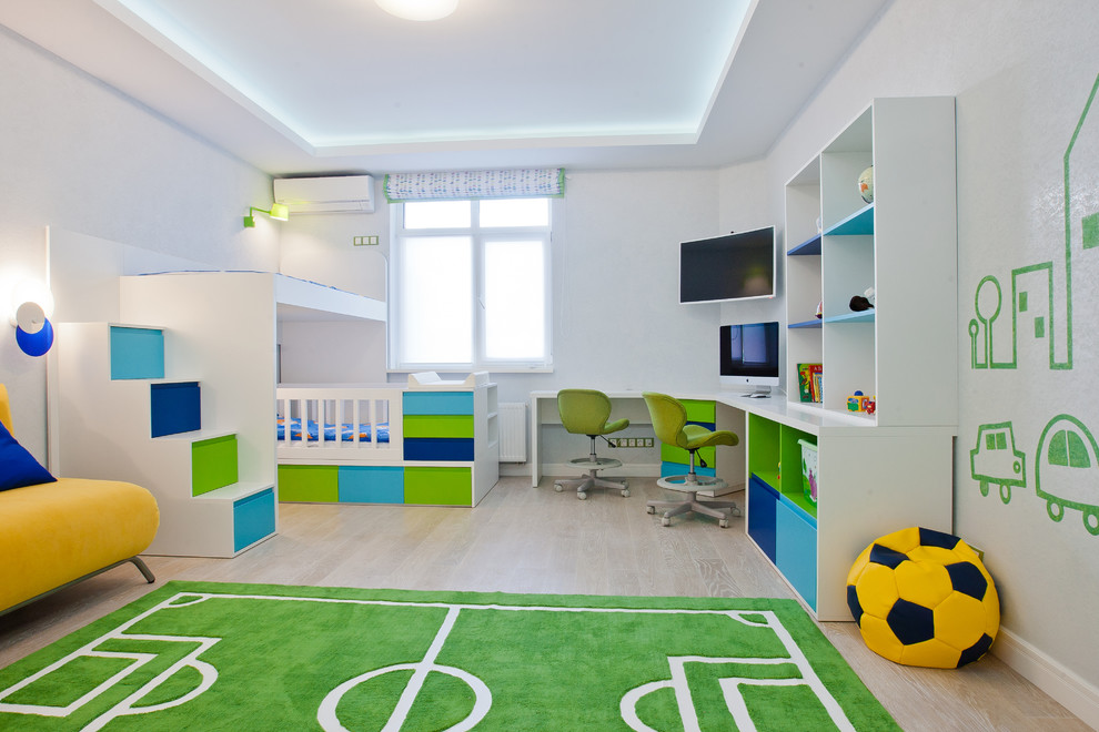 Foto på ett funkis pojkrum kombinerat med sovrum och för 4-10-åringar, med vita väggar, ljust trägolv och beiget golv