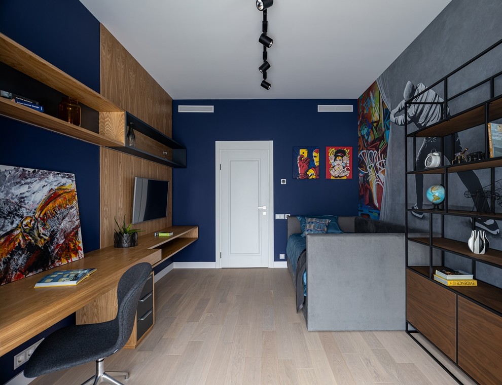 Стильный дизайн: большая детская в современном стиле с спальным местом, синими стенами, светлым паркетным полом и бежевым полом для подростка, мальчика - последний тренд