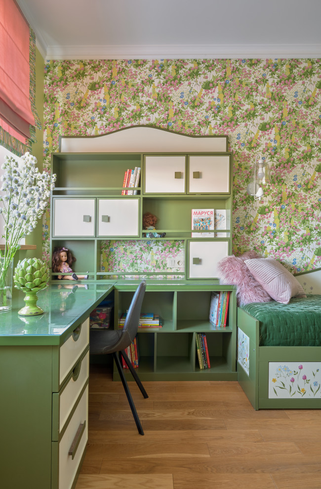 Réalisation d'une chambre de fille de 4 à 10 ans design de taille moyenne avec un mur multicolore, un sol en bois brun, un sol beige, du papier peint et un bureau.