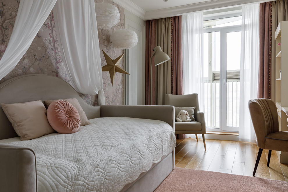 Inspiration för klassiska flickrum kombinerat med sovrum och för 4-10-åringar, med rosa väggar, mellanmörkt trägolv och brunt golv