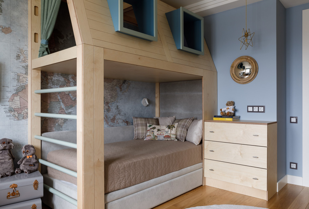 На фото: детская в современном стиле с спальным местом, синими стенами, паркетным полом среднего тона и коричневым полом для ребенка от 4 до 10 лет, мальчика