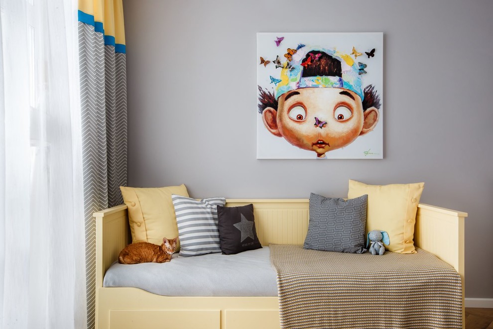 На фото: детская среднего размера в стиле неоклассика (современная классика) с серыми стенами и спальным местом для ребенка от 1 до 3 лет, мальчика с