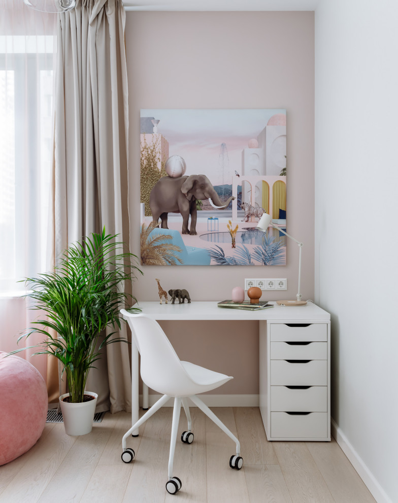 Immagine di una cameretta per bambini da 4 a 10 anni minimal di medie dimensioni con pareti rosa, pavimento beige e pavimento in legno massello medio