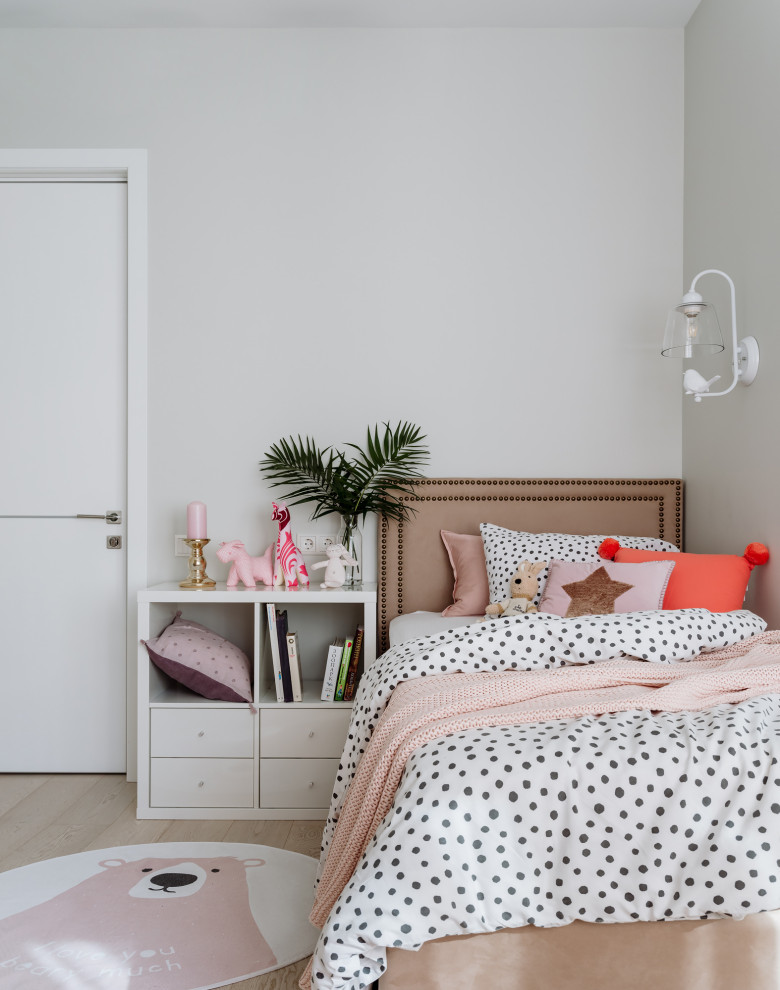 Cette photo montre une chambre d'enfant de 1 à 3 ans tendance de taille moyenne avec un sol en bois brun, un sol beige et un mur gris.