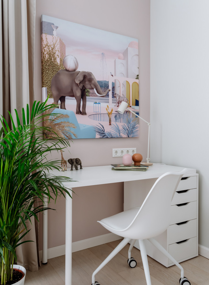 Idée de décoration pour une chambre d'enfant de 1 à 3 ans design de taille moyenne avec un mur gris, un sol en bois brun et un sol beige.