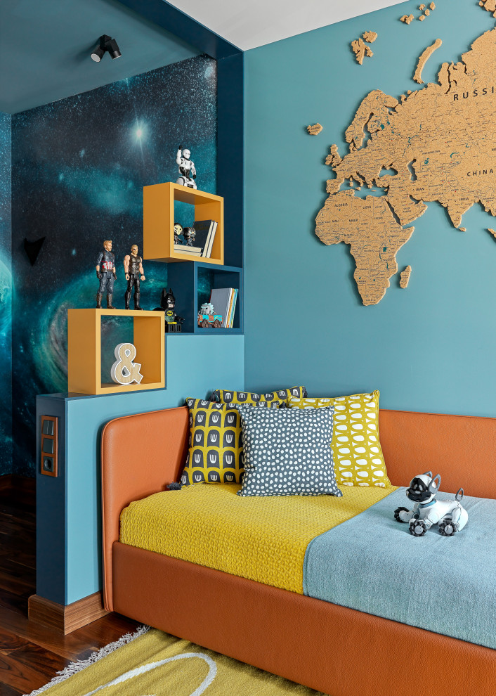 Idéer för ett mellanstort modernt pojkrum kombinerat med sovrum och för 4-10-åringar, med blå väggar, mellanmörkt trägolv och brunt golv