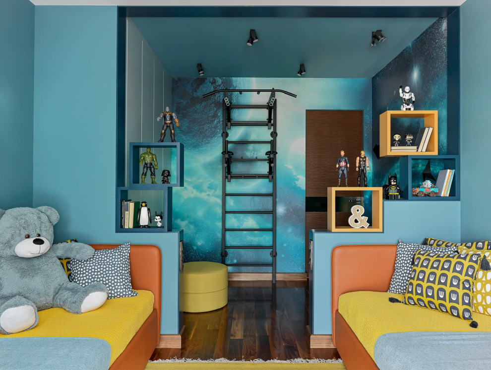 Cette image montre une chambre d'enfant de 4 à 10 ans design de taille moyenne avec un mur bleu, un sol en bois brun et un sol marron.