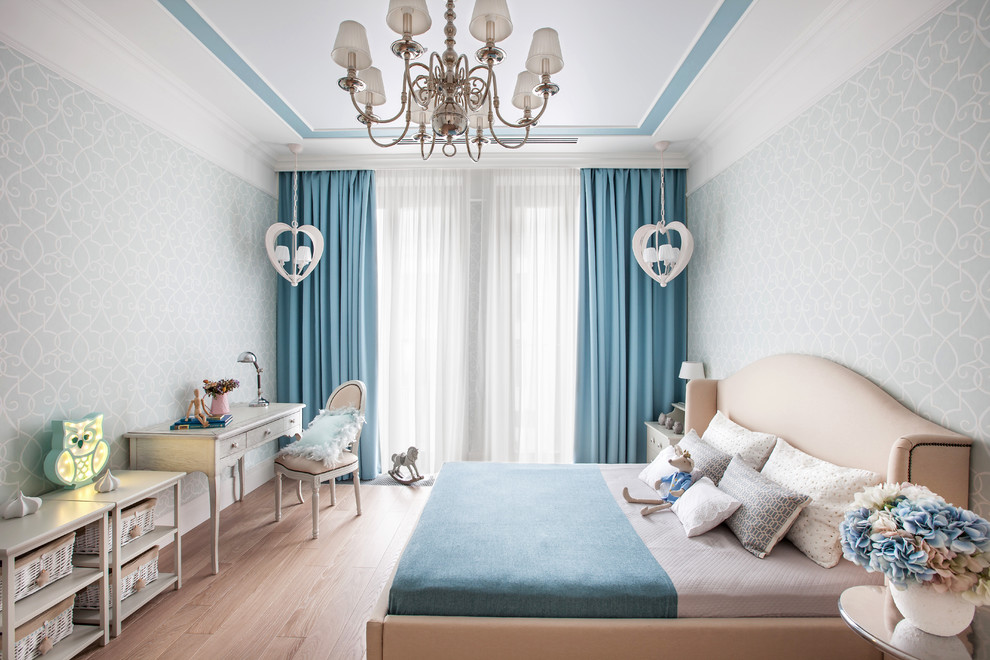 Inspiration för klassiska flickrum kombinerat med sovrum, med grå väggar, ljust trägolv och beiget golv