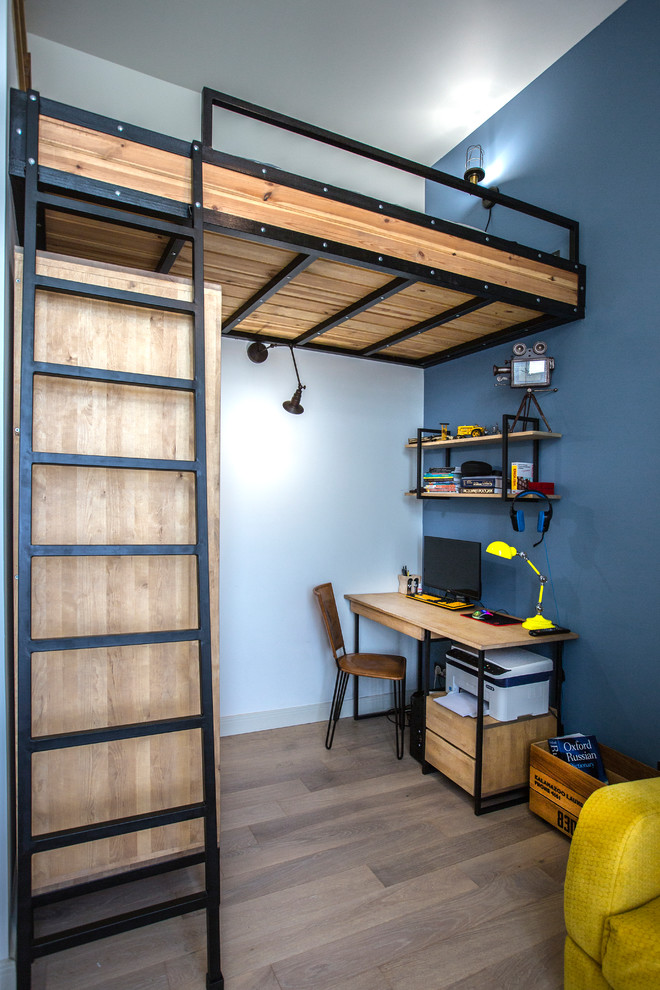 Ejemplo de dormitorio infantil actual pequeño con paredes azules, suelo de madera en tonos medios y suelo marrón