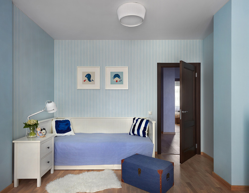 Inspiration för ett maritimt pojkrum kombinerat med sovrum och för 4-10-åringar, med blå väggar, mellanmörkt trägolv och beiget golv