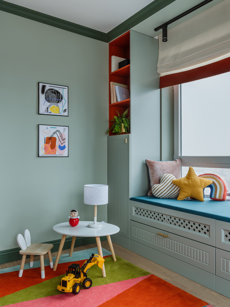 Aménagement d'une chambre d'enfant contemporaine avec parquet clair et un sol beige.