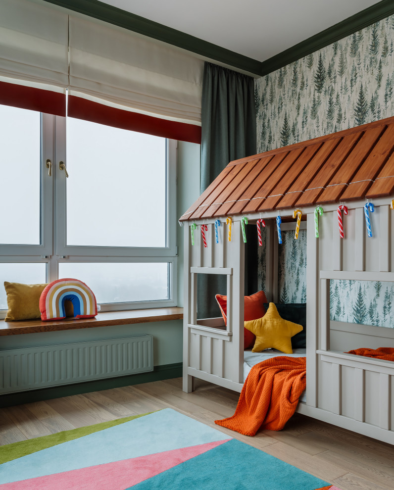 Imagen de dormitorio infantil contemporáneo con paredes verdes, suelo de madera clara, suelo beige y papel pintado