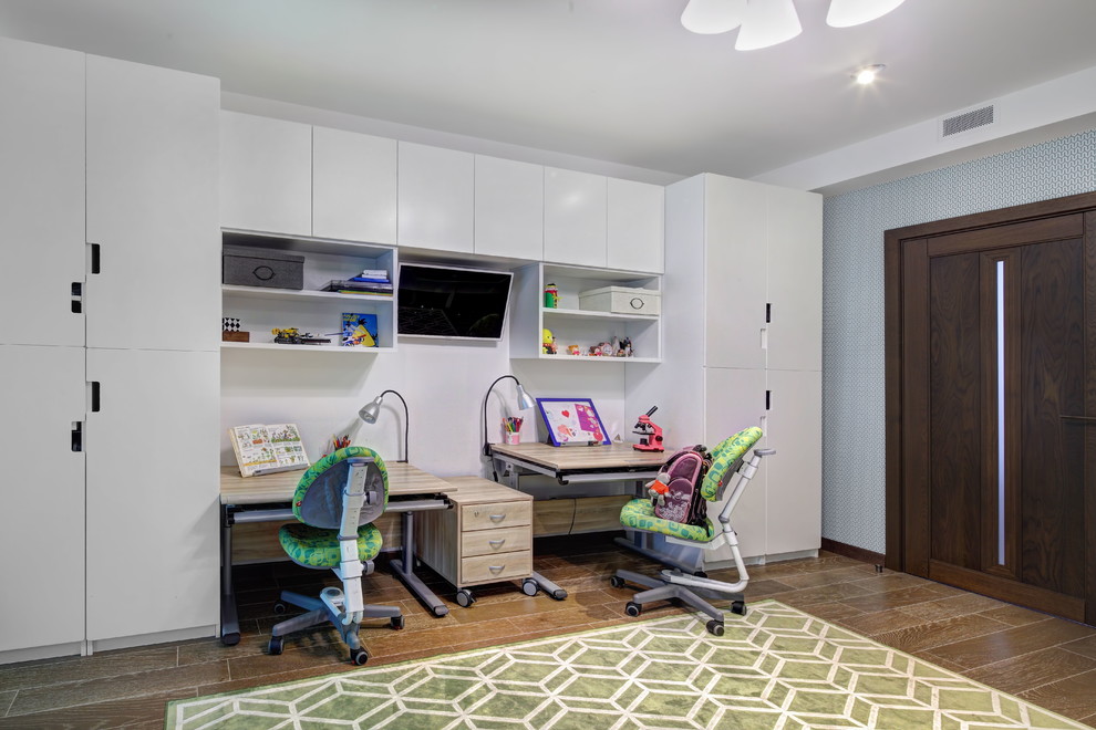 Ejemplo de habitación infantil unisex de 4 a 10 años actual de tamaño medio con paredes blancas y suelo de madera en tonos medios