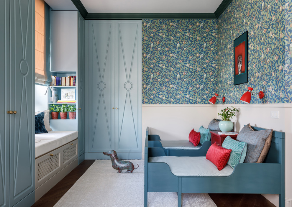 Aménagement d'une chambre d'enfant de 4 à 10 ans contemporaine avec un mur gris, parquet foncé, un sol marron et du papier peint.