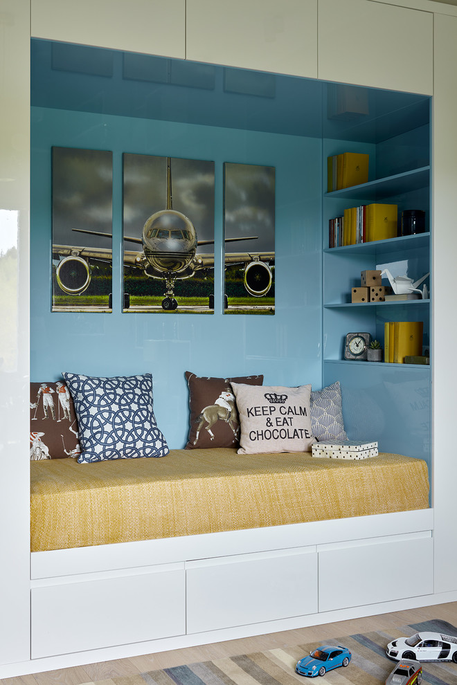 Immagine di una cameretta per bambini minimal con pareti blu, parquet chiaro e pavimento beige